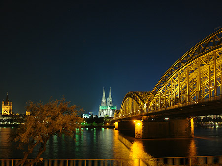 Fotos Kölner Dom hinter der Hohenzollernbrücke