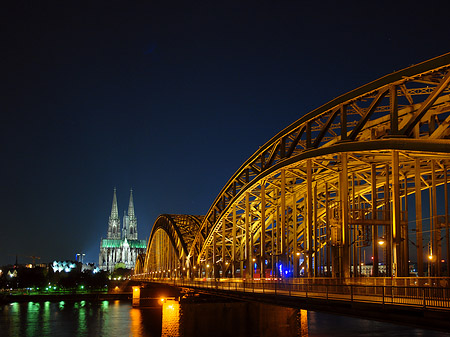 Fotos Kölner Dom hinter der Hohenzollernbrücke