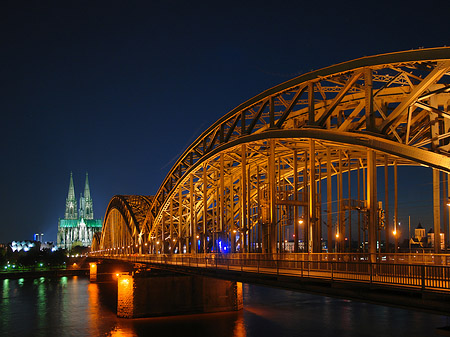 Fotos Kölner Dom hinter der Hohenzollernbrücke