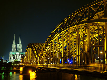 Kölner Dom hinter der Hohenzollernbrücke Fotos