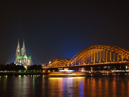 Foto Kölner Dom hinter der Hohenzollernbrücke - Köln