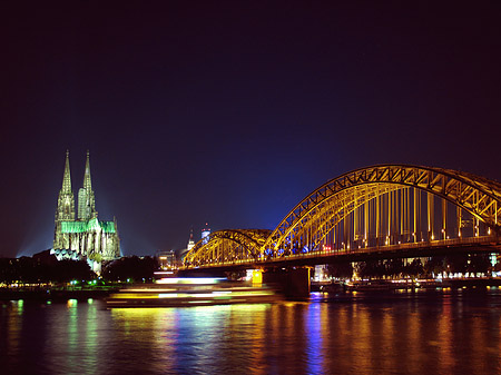 Fotos Kölner Dom hinter der Hohenzollernbrücke | Köln