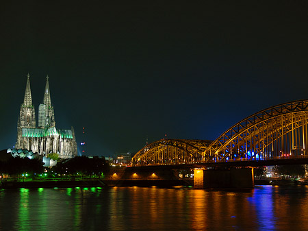 Kölner Dom hinter der Hohenzollernbrücke Foto 