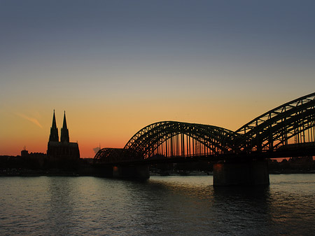 Fotos Kölner Dom hinter der Hohenzollernbrücke