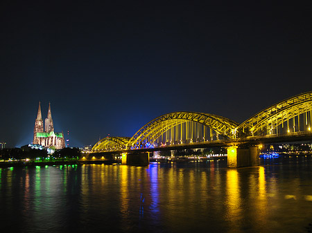 Kölner Dom hinter der Hohenzollernbrücke Foto 