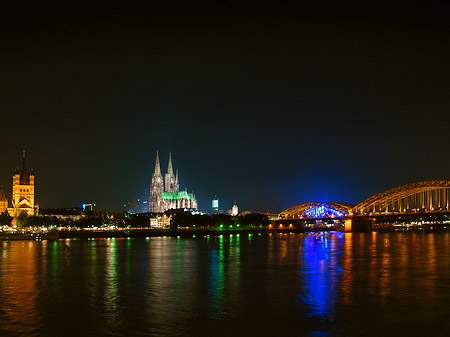 Foto Kölner Dom hinter der Hohenzollernbrücke