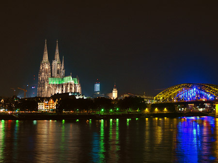 Foto Kölner Dom hinter der Hohenzollernbrücke