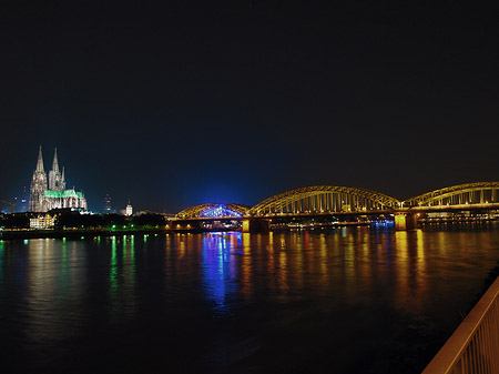 Kölner Dom hinter der Hohenzollernbrücke