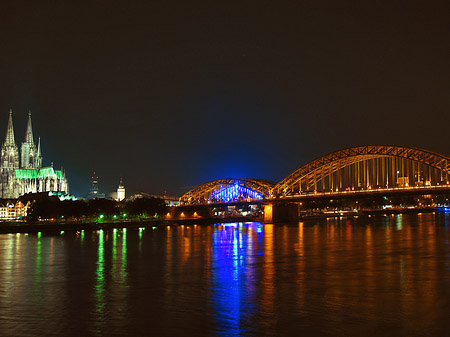 Fotos Kölner Dom hinter der Hohenzollernbrücke