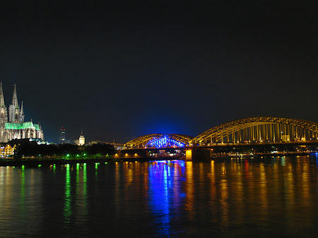 Foto Kölner Dom hinter der Hohenzollernbrücke - Köln