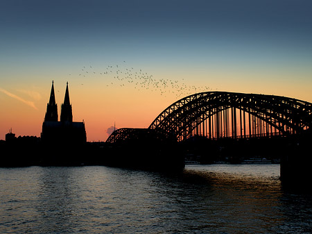 Foto Kölner Dom hinter der Hohenzollernbrücke - Köln