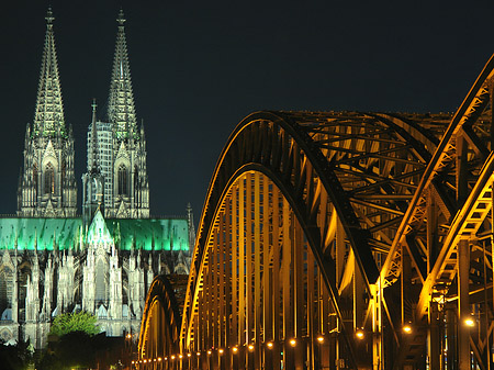 Kölner Dom hinter der Hohenzollernbrücke Fotos