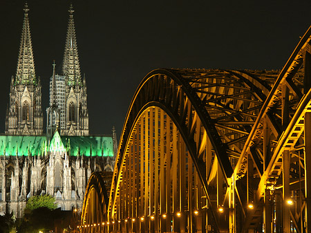 Fotos Kölner Dom hinter der Hohenzollernbrücke