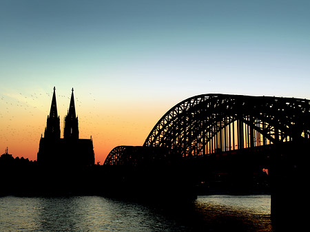 Kölner Dom hinter der Hohenzollernbrücke