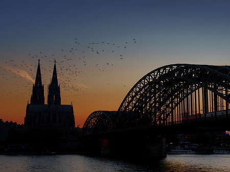 Kölner Dom hinter der Hohenzollernbrücke