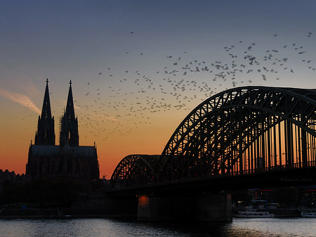 Kölner Dom hinter der Hohenzollernbrücke