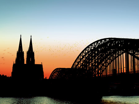 Foto Kölner Dom hinter der Hohenzollernbrücke - Köln