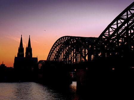 Kölner Dom hinter der Hohenzollernbrücke Foto 