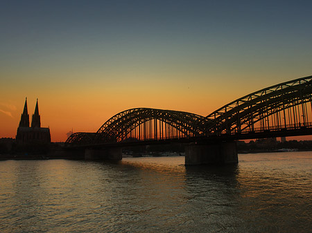 Kölner Dom hinter der Hohenzollernbrücke Foto 