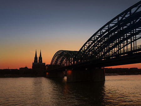 Kölner Dom hinter der Hohenzollernbrücke