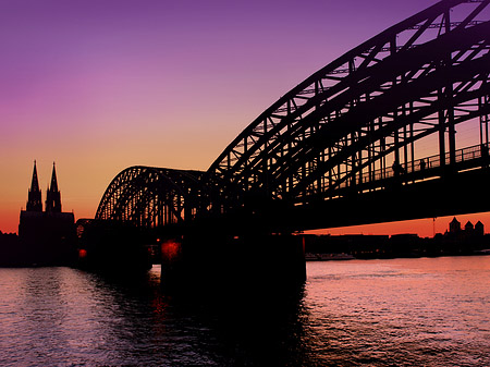 Kölner Dom hinter der Hohenzollernbrücke Foto 