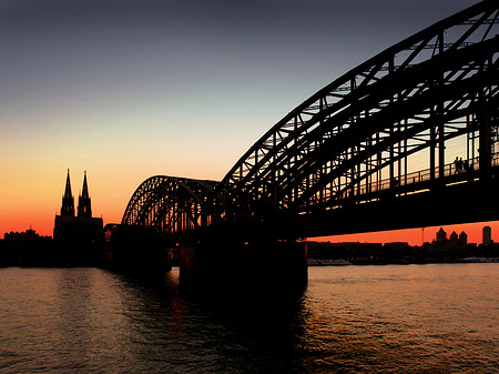 Kölner Dom hinter der Hohenzollernbrücke Fotos