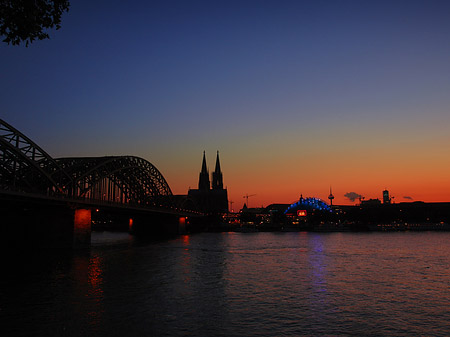 Kölner Dom hinter der Hohenzollernbrücke