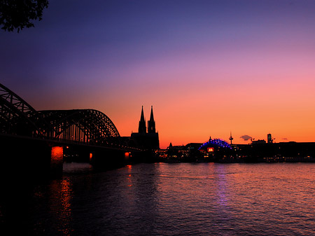 Foto Kölner Dom hinter der Hohenzollernbrücke