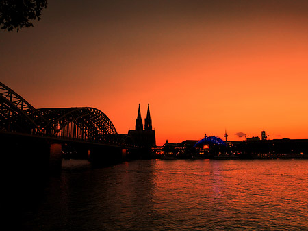 Kölner Dom hinter der Hohenzollernbrücke