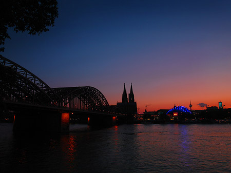 Fotos Kölner Dom hinter der Hohenzollernbrücke | Köln