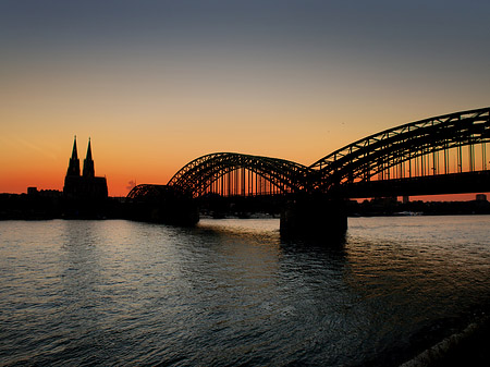 Foto Kölner Dom hinter der Hohenzollernbrücke - Köln