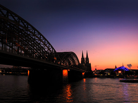 Kölner Dom hinter der Hohenzollernbrücke Fotos