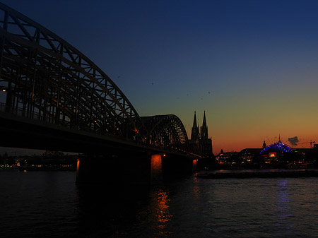 Fotos Kölner Dom hinter der Hohenzollernbrücke | Köln