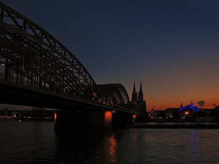 Foto Kölner Dom hinter der Hohenzollernbrücke - Köln