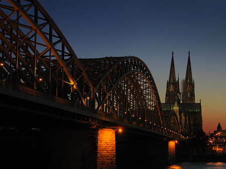 Foto Kölner Dom hinter der Hohenzollernbrücke - Köln