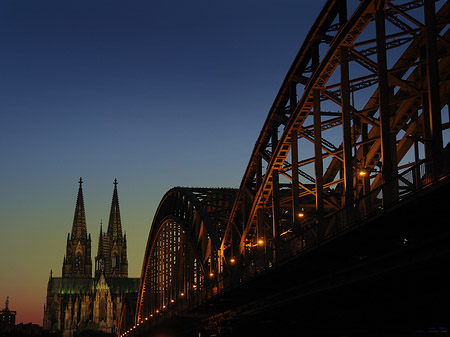 Kölner Dom hinter der Hohenzollernbrücke Fotos