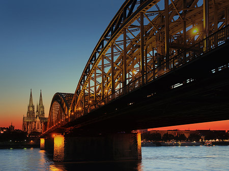 Foto Kölner Dom hinter der Hohenzollernbrücke