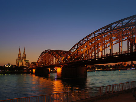 Kölner Dom hinter der Hohenzollernbrücke Fotos