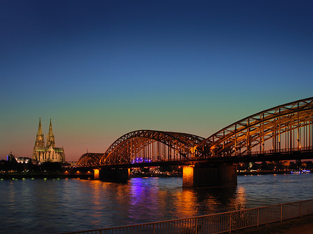 Foto Kölner Dom hinter der Hohenzollernbrücke - Köln