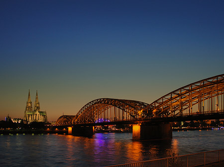 Kölner Dom hinter der Hohenzollernbrücke