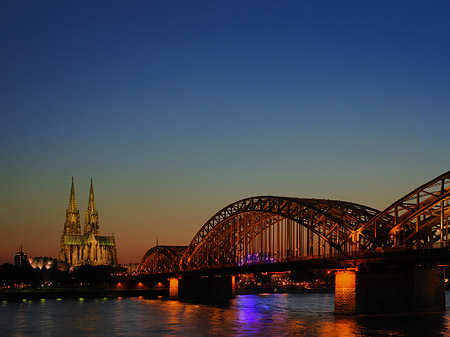 Kölner Dom hinter der Hohenzollernbrücke Fotos