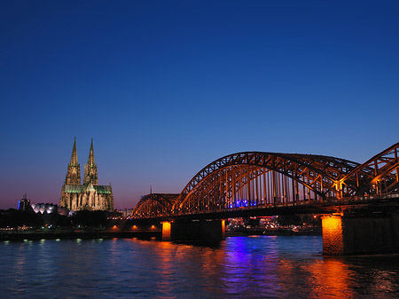 Foto Kölner Dom hinter der Hohenzollernbrücke