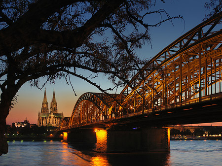 Foto Kölner Dom hinter der Hohenzollernbrücke