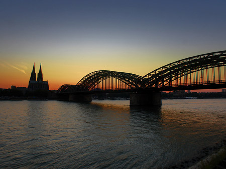 Foto Kölner Dom hinter der Hohenzollernbrücke