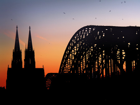 Kölner Dom hinter der Hohenzollernbrücke Fotos