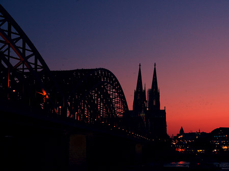 Foto Kölner Dom hinter der Hohenzollernbrücke