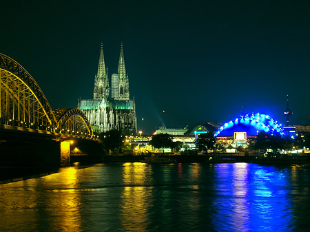 Foto Blick auf musical-dome und Kölner Dom