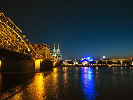 Foto Blick auf musical-dome und Kölner Dom - Köln