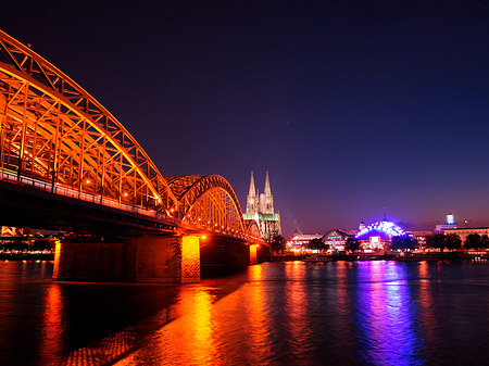 Foto Blick auf musical-dome und Kölner Dom - Köln