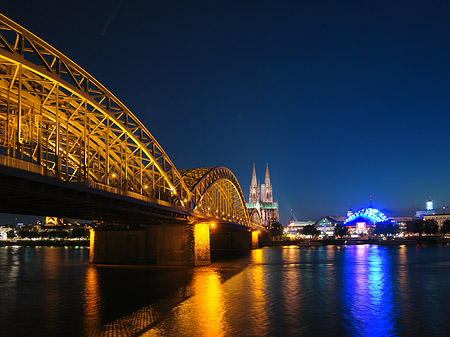 Blick auf musical-dome und Kölner Dom Fotos